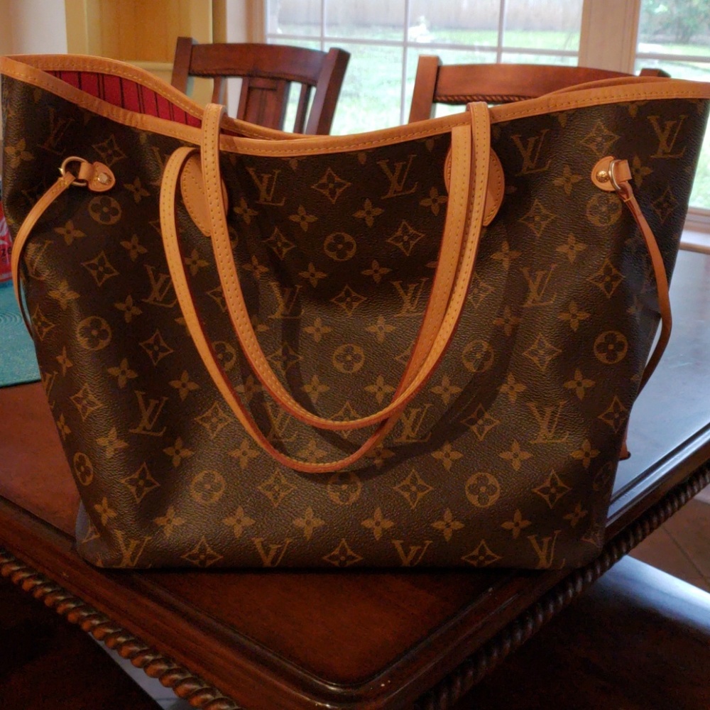 Louis Vuitton Neverfull MM pivione inside